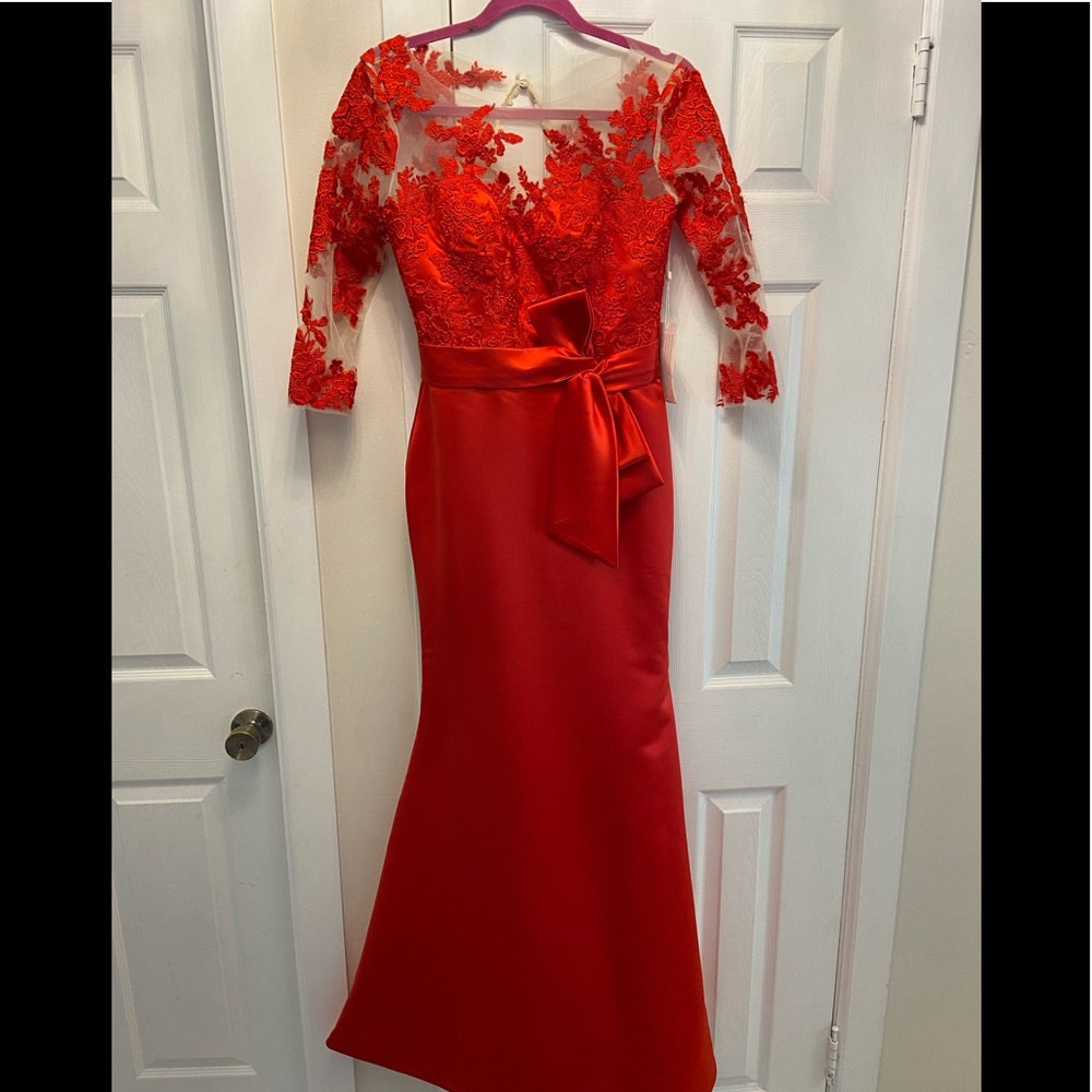 Classy size 4-6 mermaid red gown, new with tags